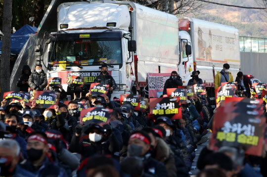 화물연대 총파업 9일째를 맞은 2일 오후 광주 광산구 금호타이어 광주공장 정문 앞에서 화물연대 총력투쟁 결의대회가 열리고 있다.<연합뉴스>